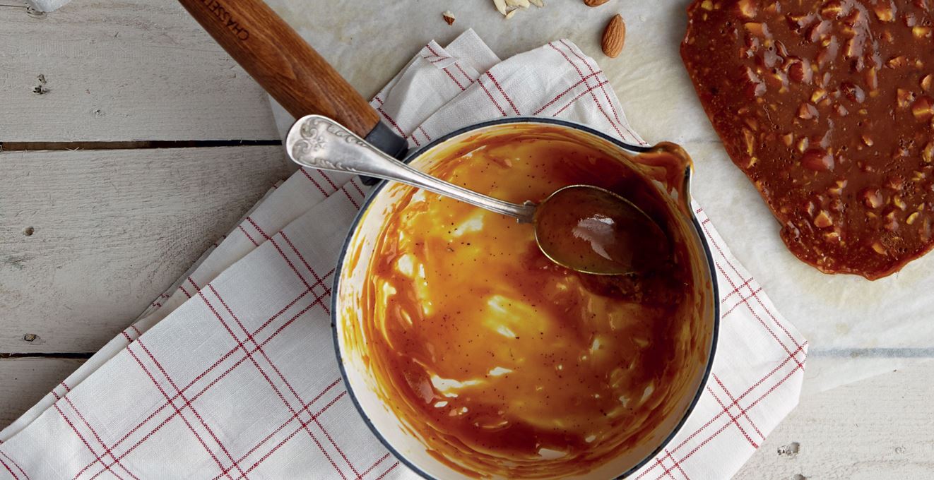 A saucepan with saffroncaramel