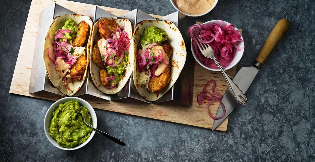 Taco med cornfritters, guacamole & syltet rødløk