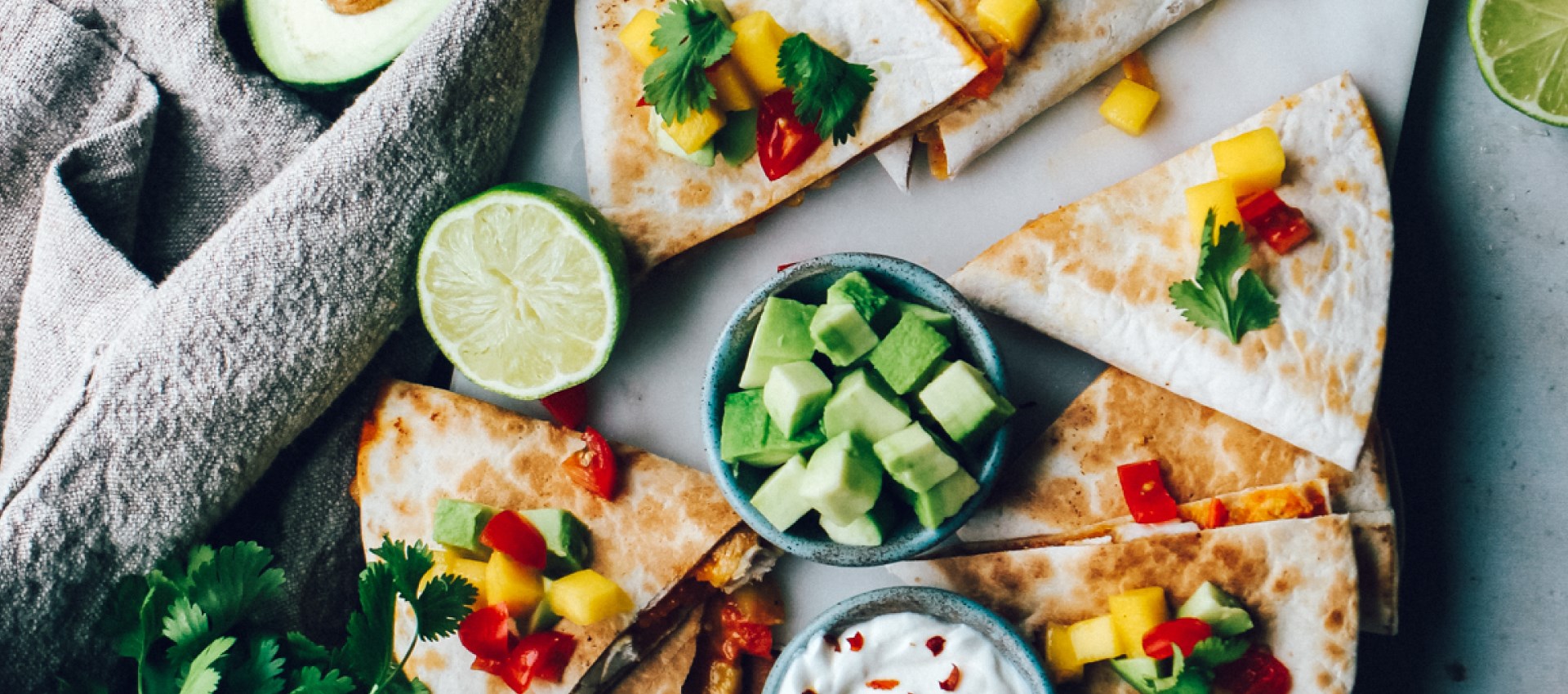 Laual hakitud köögiviljad ja tortilja kolmnurgad