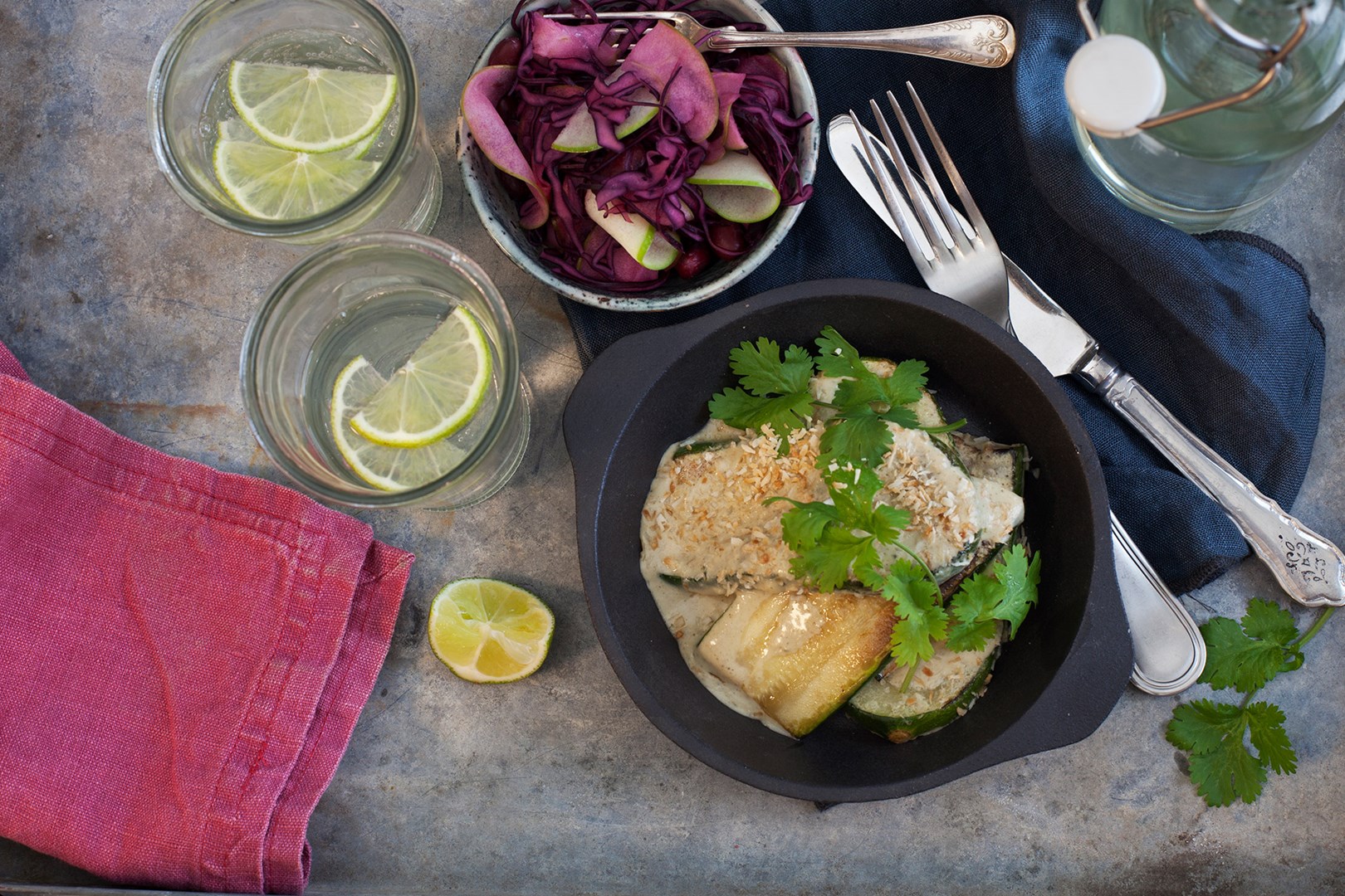 Grön curry med zucchini och rödkålssallad