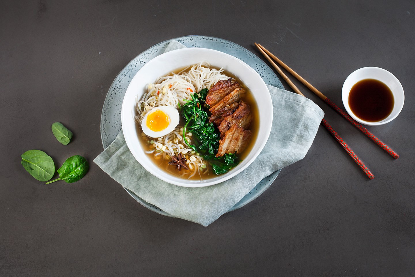 RAMEN makaronų sriuba su kiauliena ir kiaušiniais