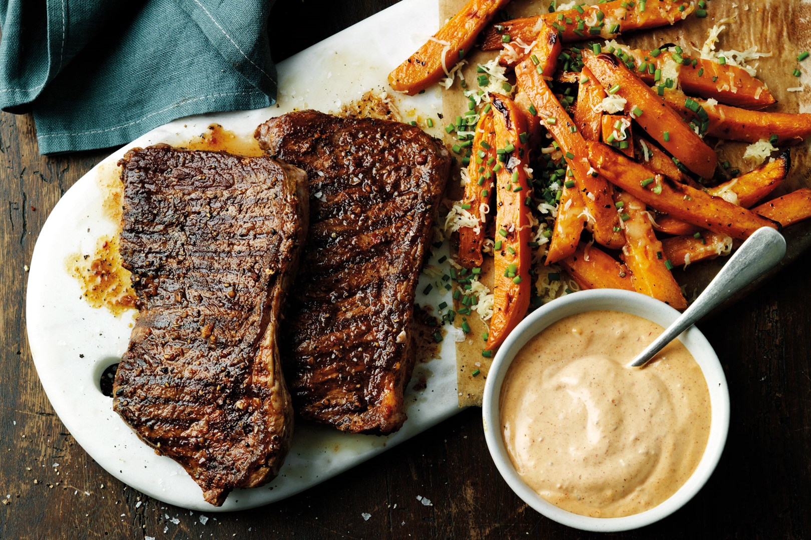 Mørbradbiff med bbq rub og ristede pommes frites av søtpoteter