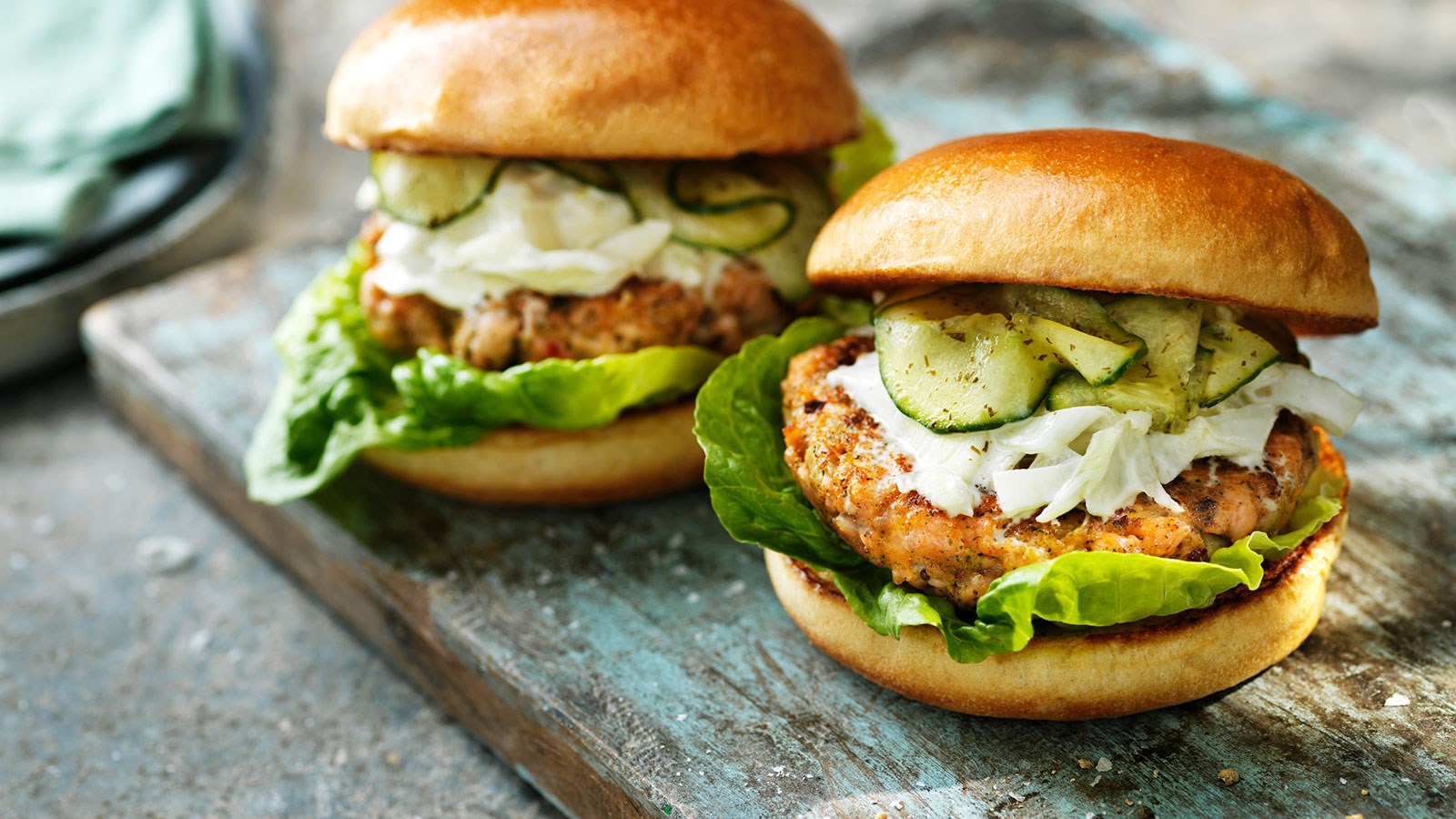 2 zalmburgers met komkommer en venkelsalade