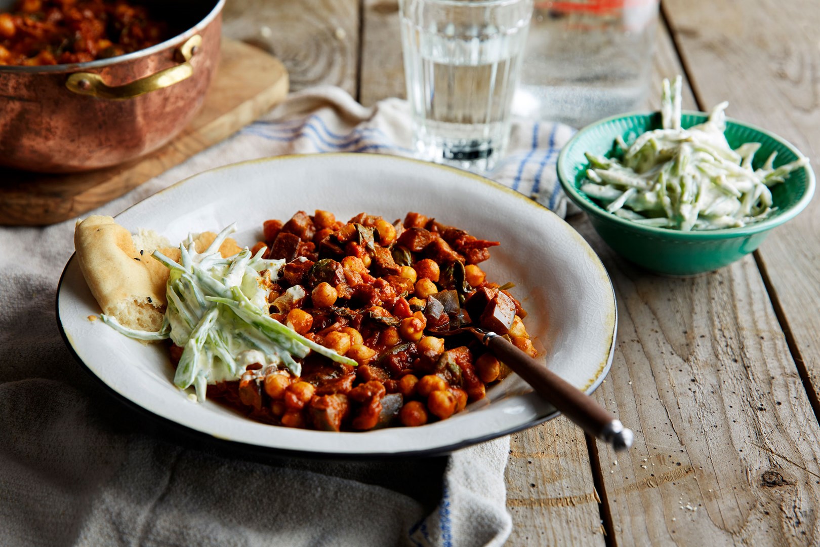 Vegetariskt vindaloo på en tallrik