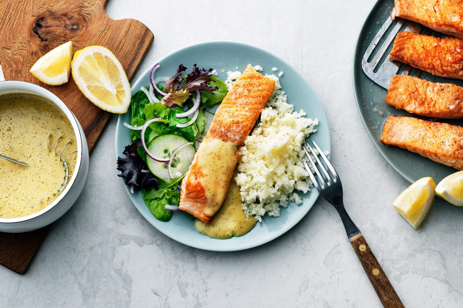 Tallrik med lax, pressad potatis och sås