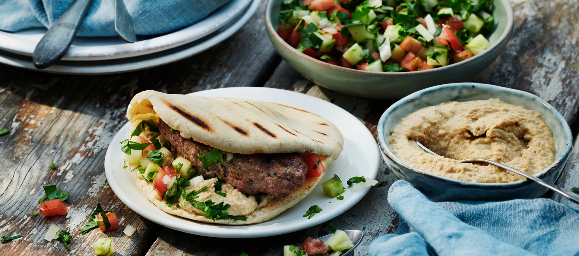 Shish kebab i pitabrød med hummus & hakket tomat & agurkesalat