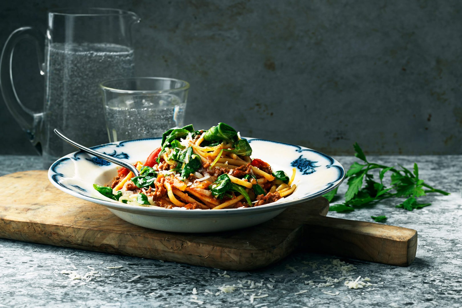 Bolognese met knoflook en spinazie op een bord