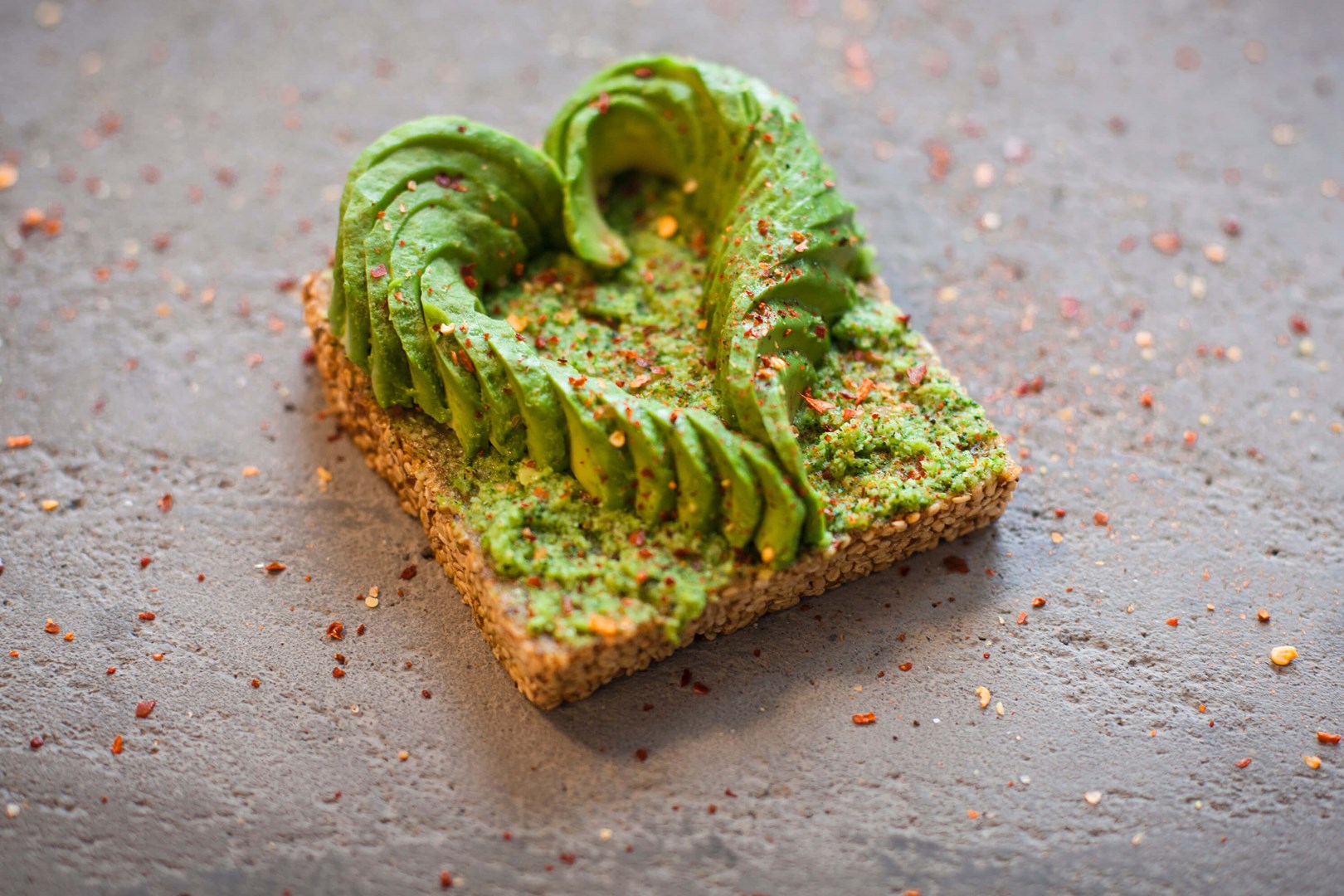 Smørbrød med brokkoli pestosto og ett hjerta av avokado