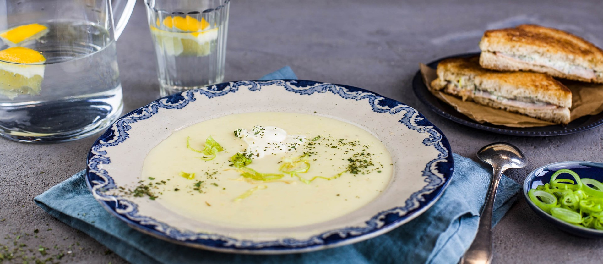 En tallrik med potatis- och purjolökssoppa toppad med crème fraiche