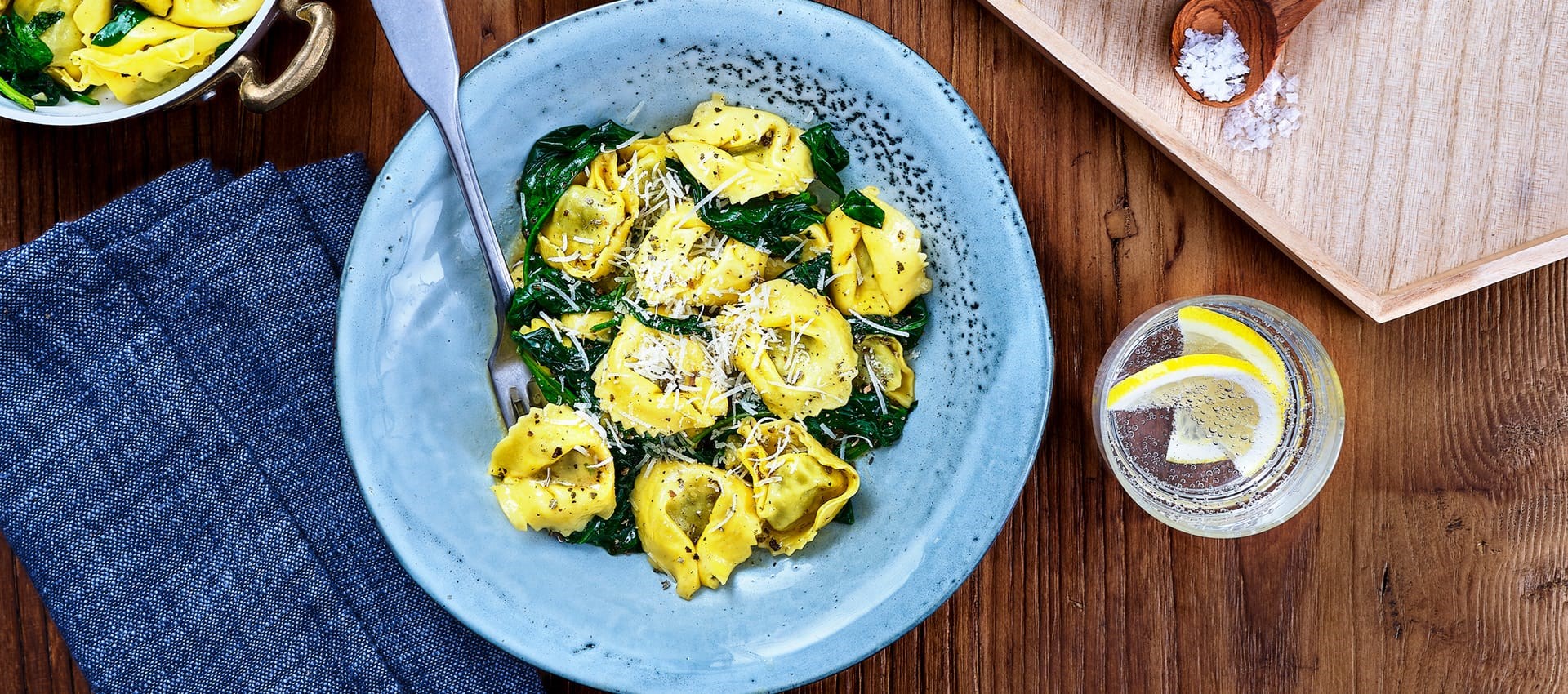 Tortellini med salvie og spinat