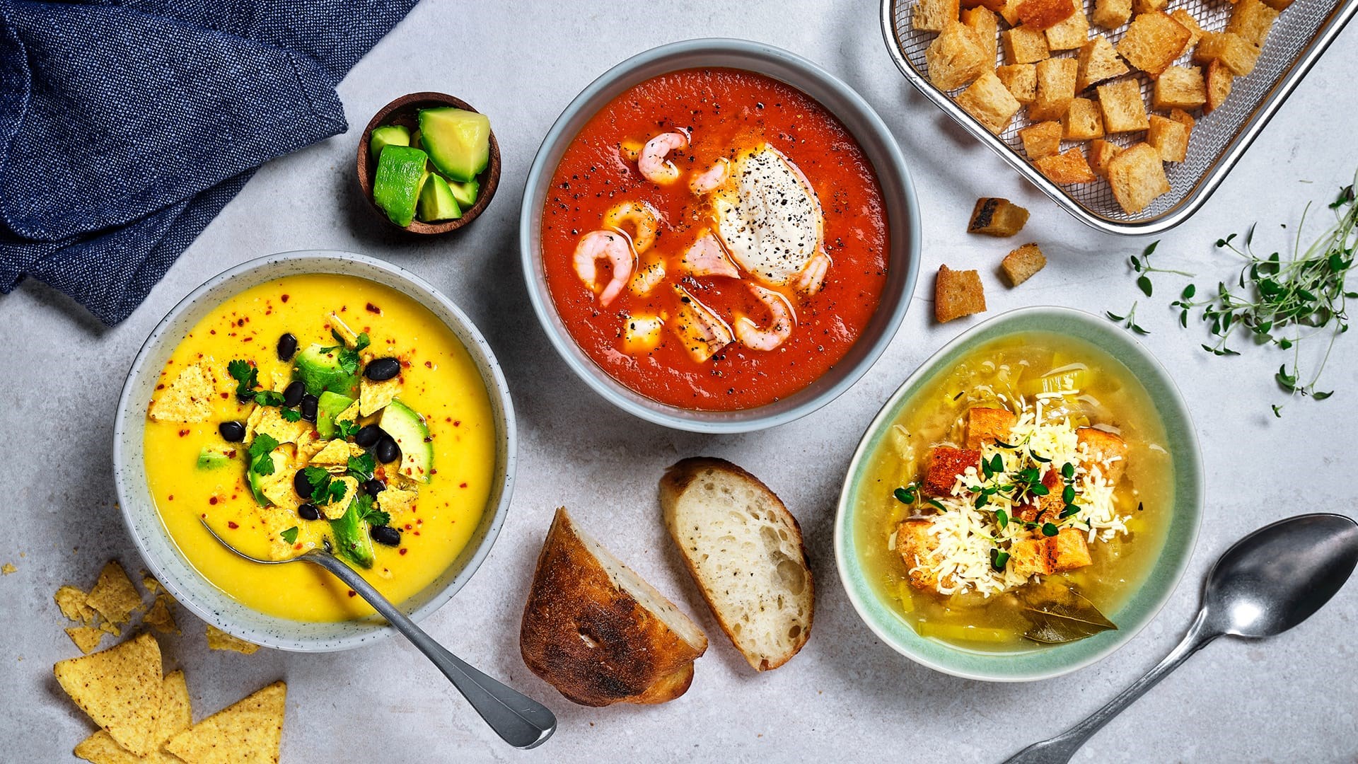 3 soepkommen met vegetarische soep