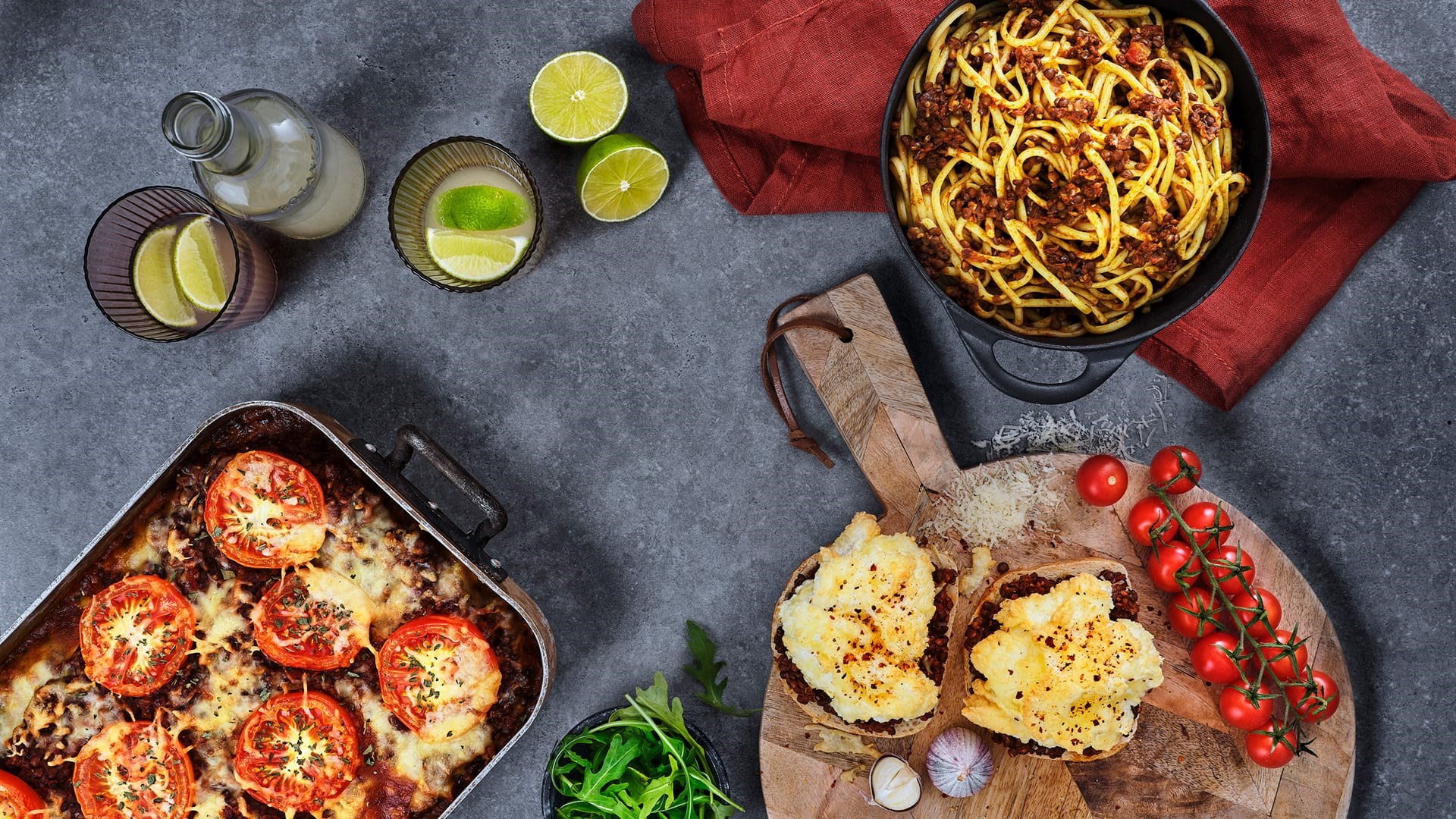 Moussaka, varme sandwich og pasta med vegansk linsebolognese