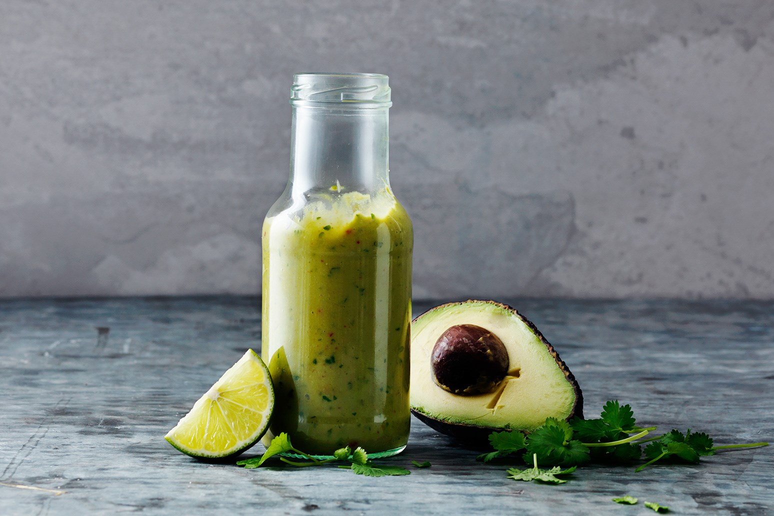 Avocado dressing in een glazen fles