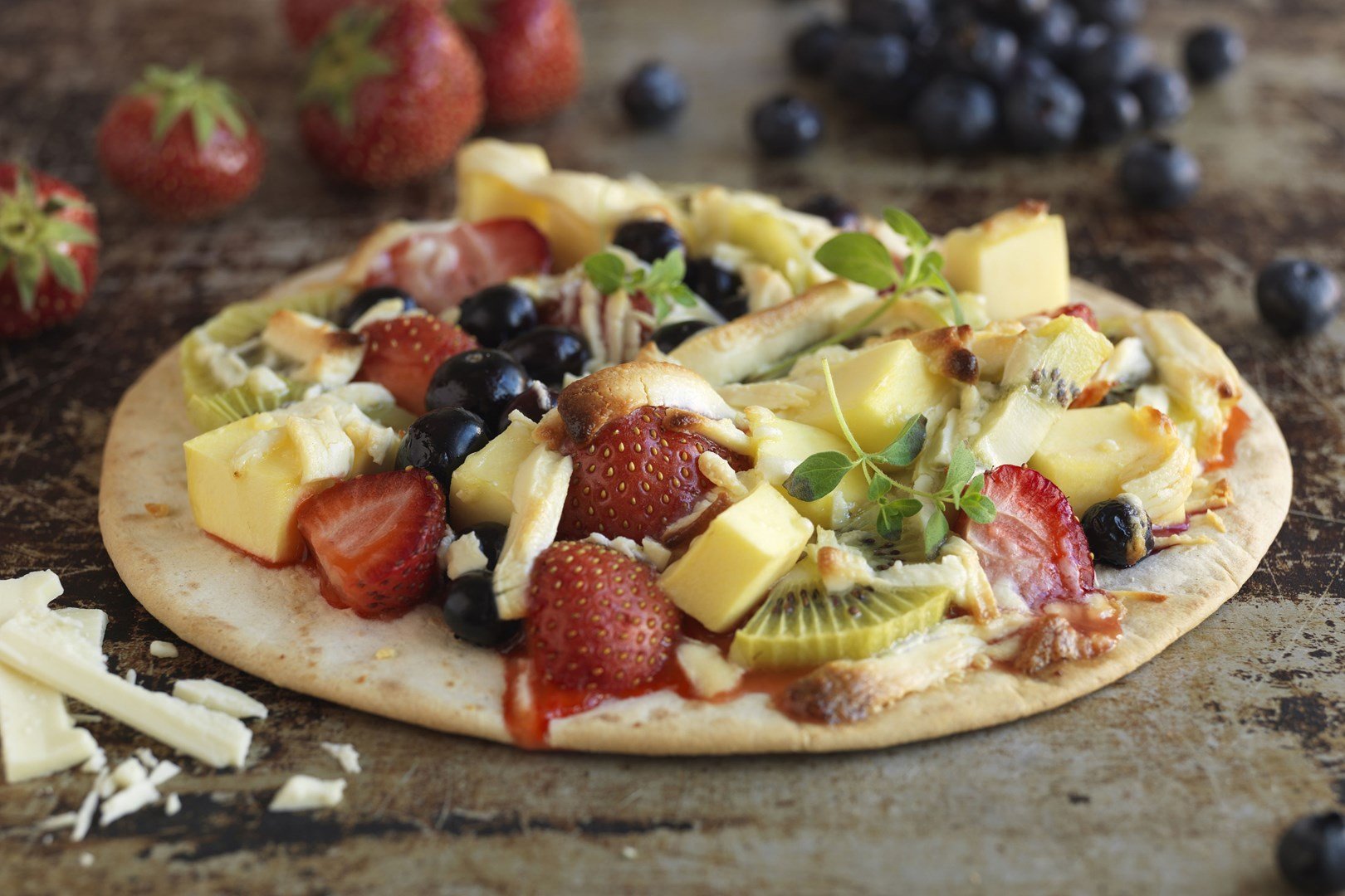 Dessertpizza med färska frukter och vitchoklad 