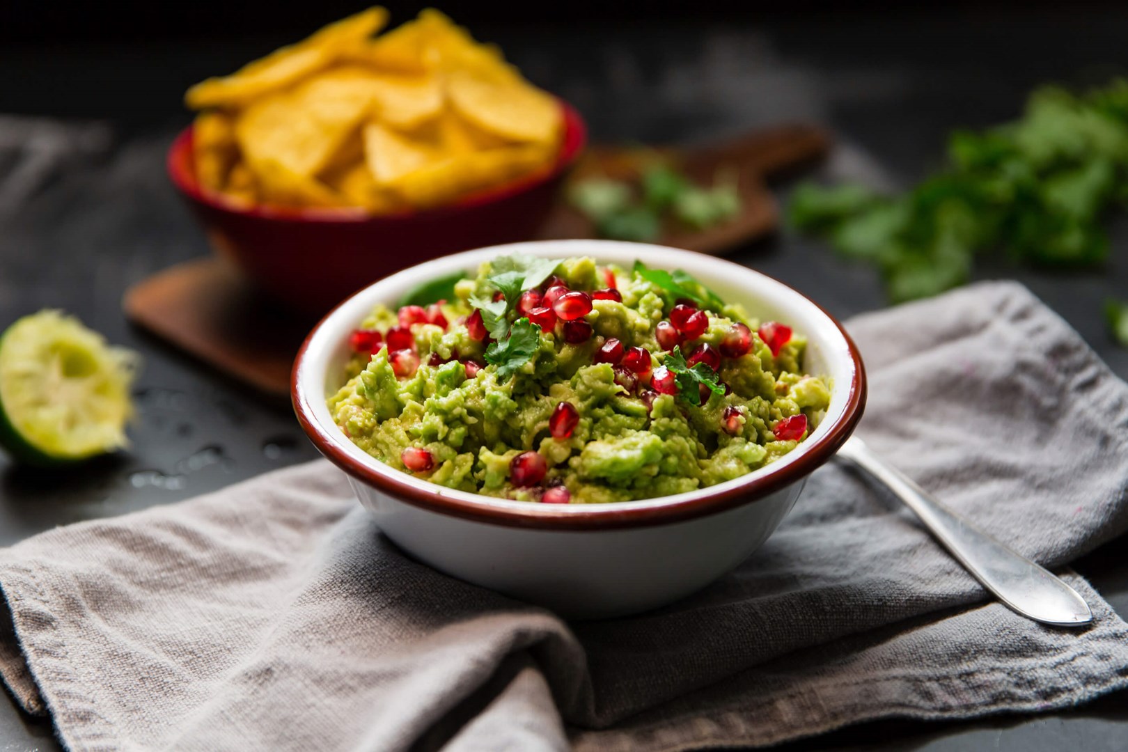 Guacamole med granaäppelkärnor i en skål