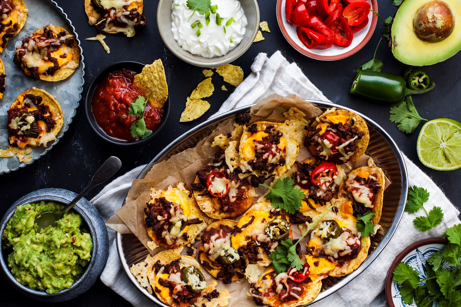 nachoschotel met gekruid gehakt in een ovenschotel