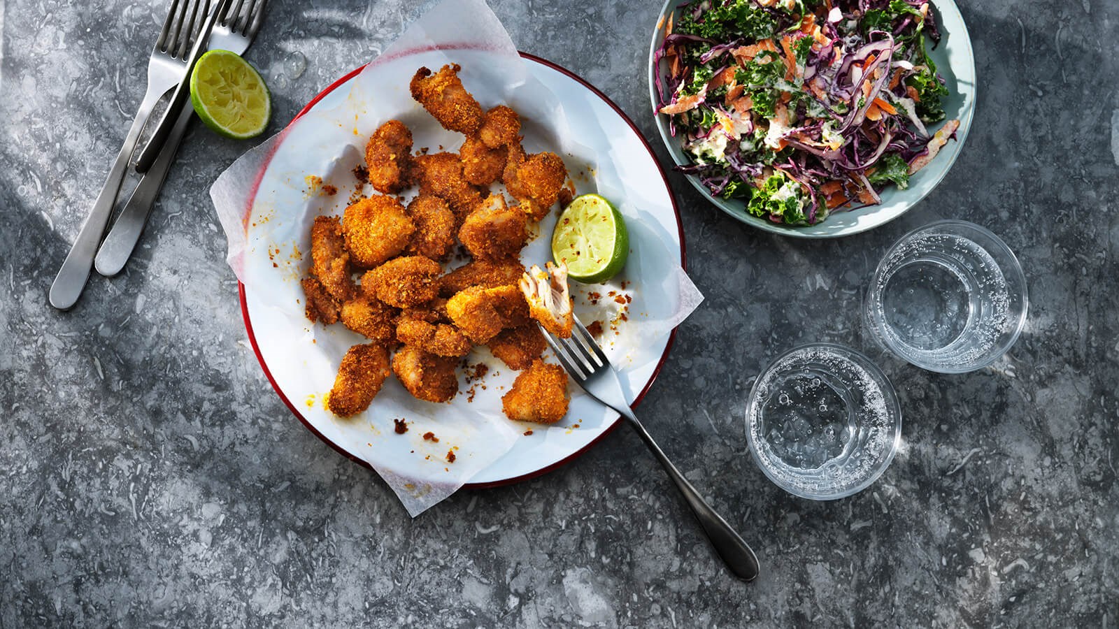 Korkante kipnuggets en saladekom met koolsla