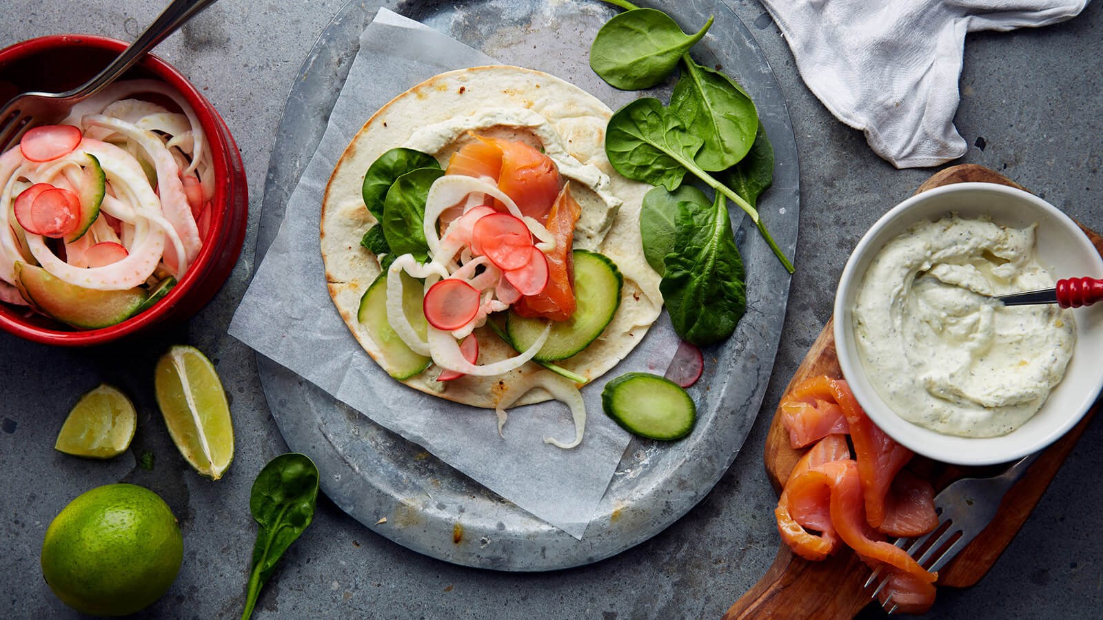 Tacos på mjukt bröd med rökt lax och picklade grönsaker