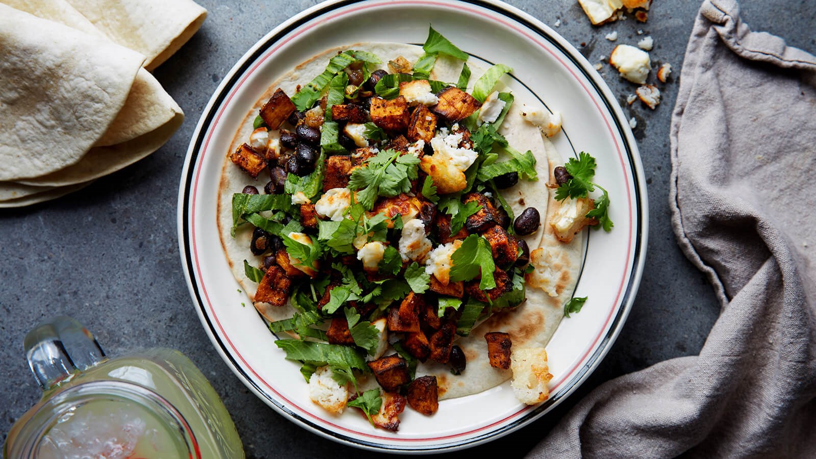 Tortilla met zoete aardappel, zwarte bonen en geitenkaas