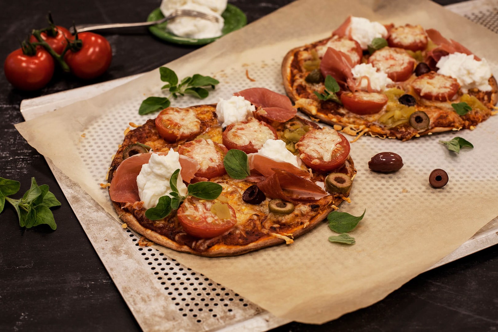 Tortillapizza toppad med skinka, köttfärs och grön chili