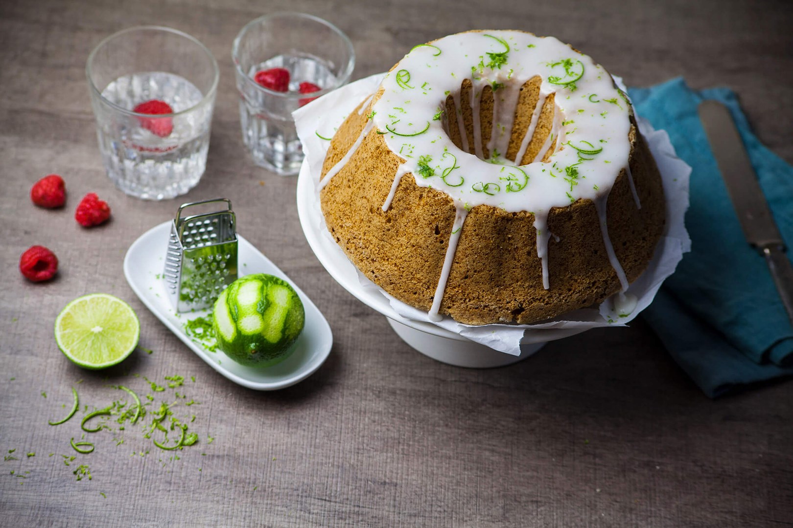 Vegansk sockerkaka med limeglasyr upplagd på ett fat