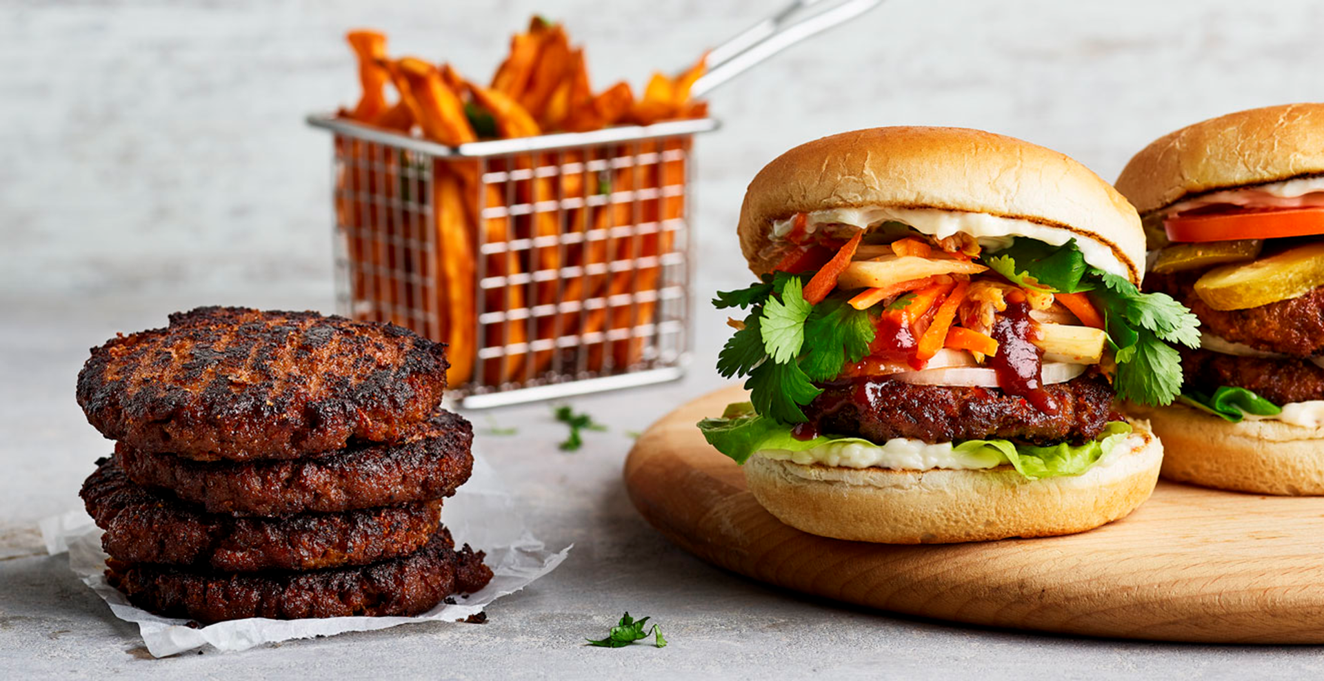 BBQ Pulled Oats Burger med Kimchi-slaw og søtpotetfries