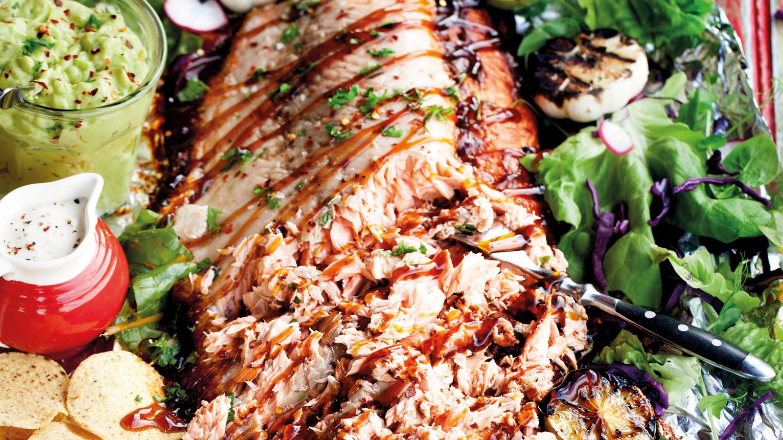 Pulled salmon met nacho chips en teriyakisaus