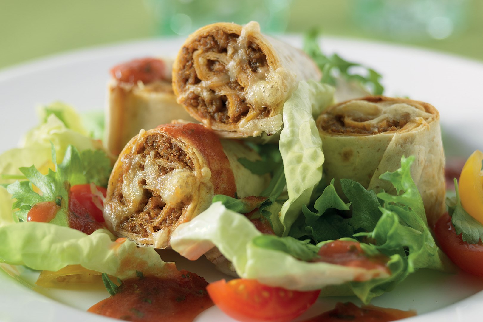 Tacorolletjes met gehakt en een friszoete dressing.