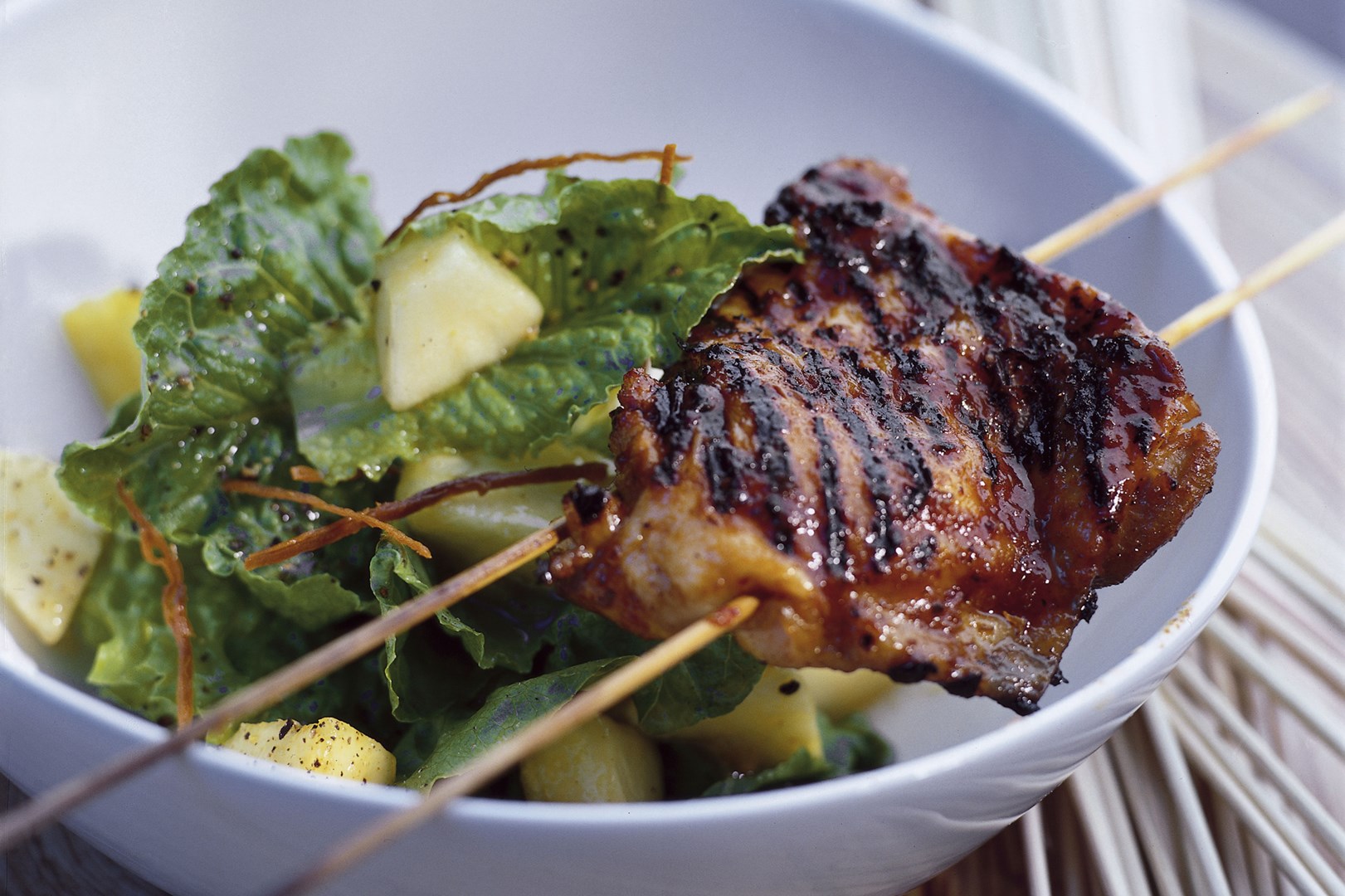 Poulet BBQ et salade de pommes et d’ananas