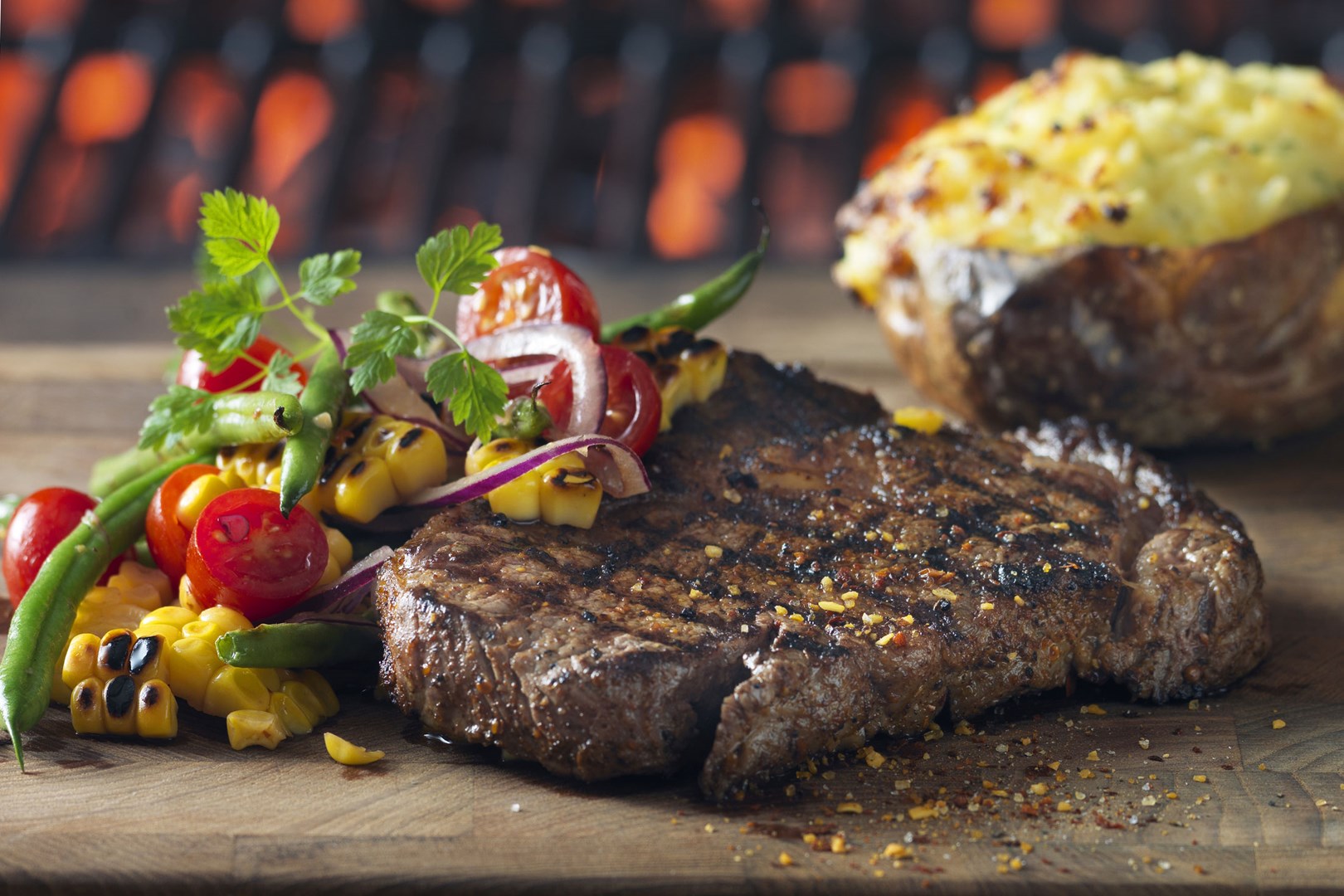 Ribeye met gepofte aardappelen, mais- en bonensalade