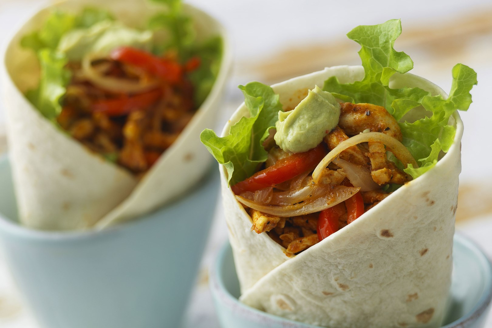 Fajita au poulet avec salade, sauce taco et guacamole