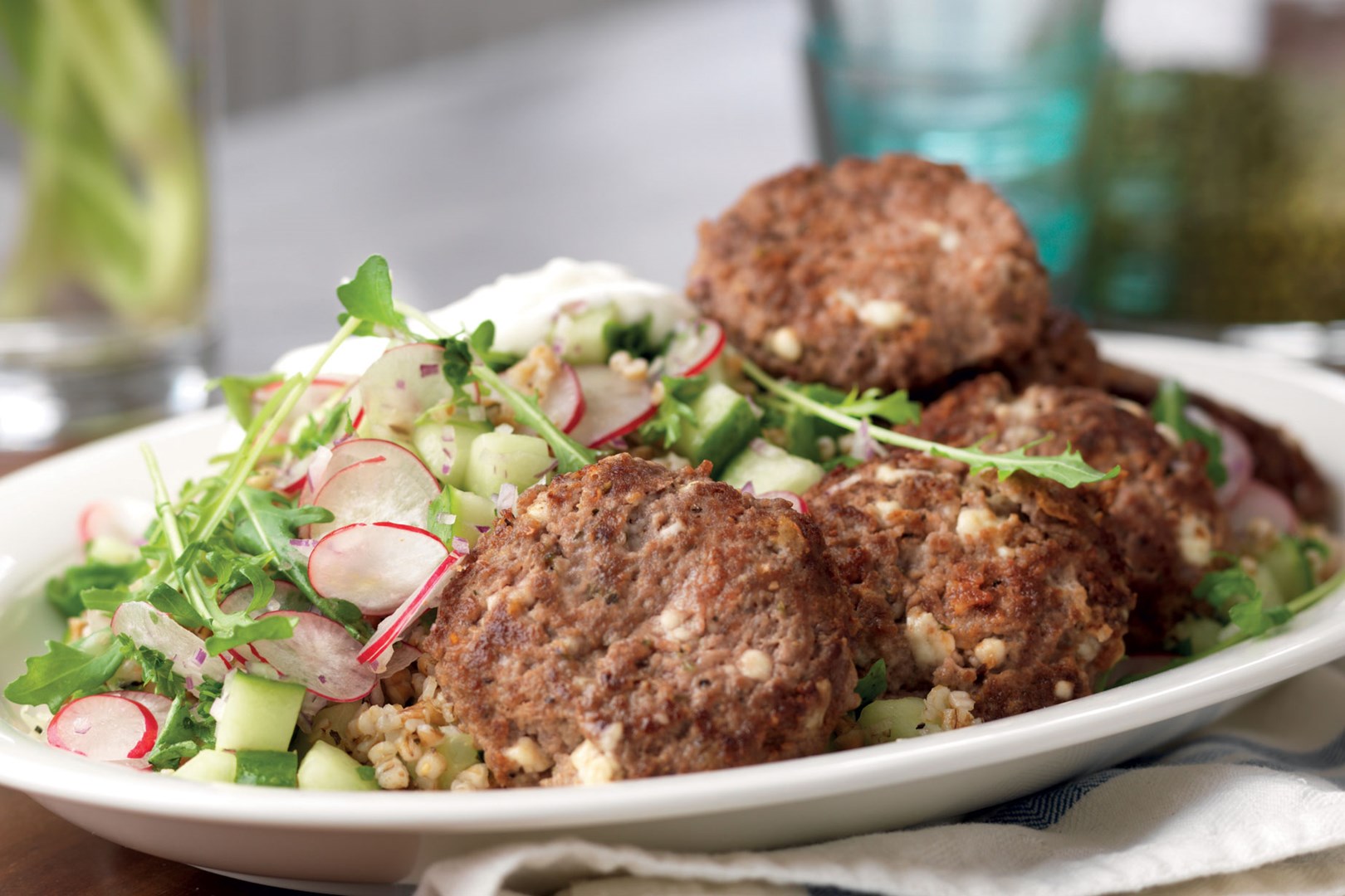 Burgers van lamsgehakt met munt- en gerstsalade