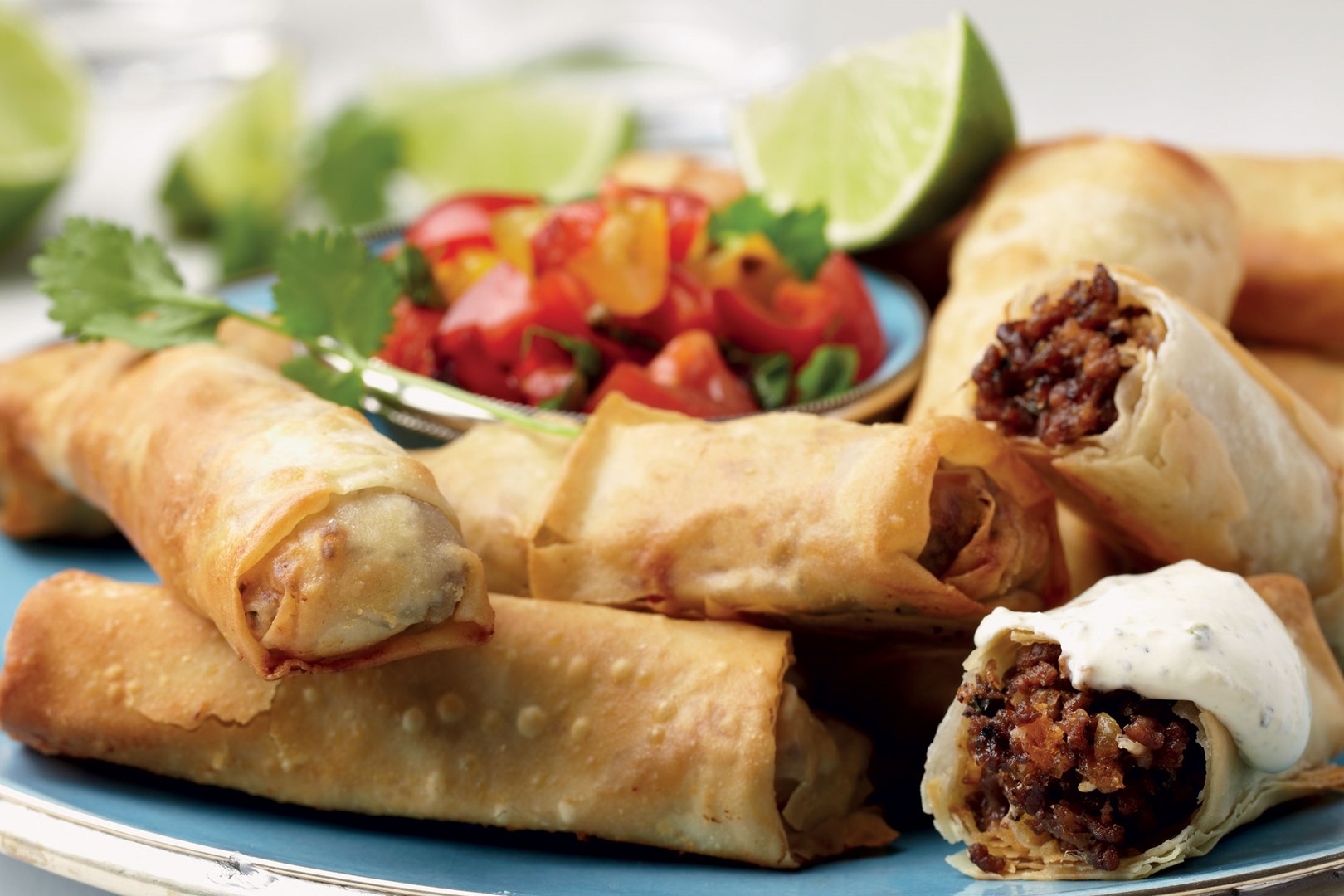 Roulades de pâte filo garnies de viande hachée, de fromage et d'épices