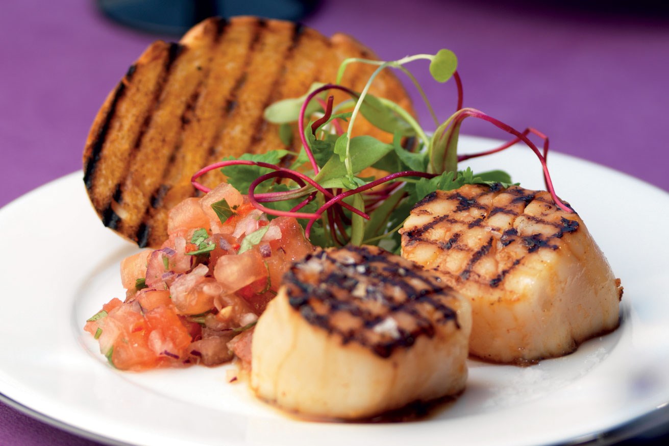 Gegrilde coquilles met tomatensalsa en bruschetta