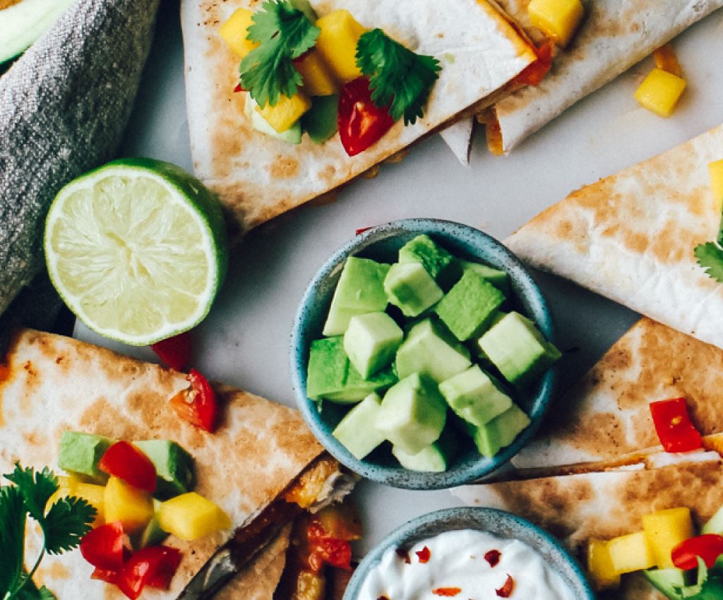 Laual hakitud köögiviljad ja tortilja kolmnurgad