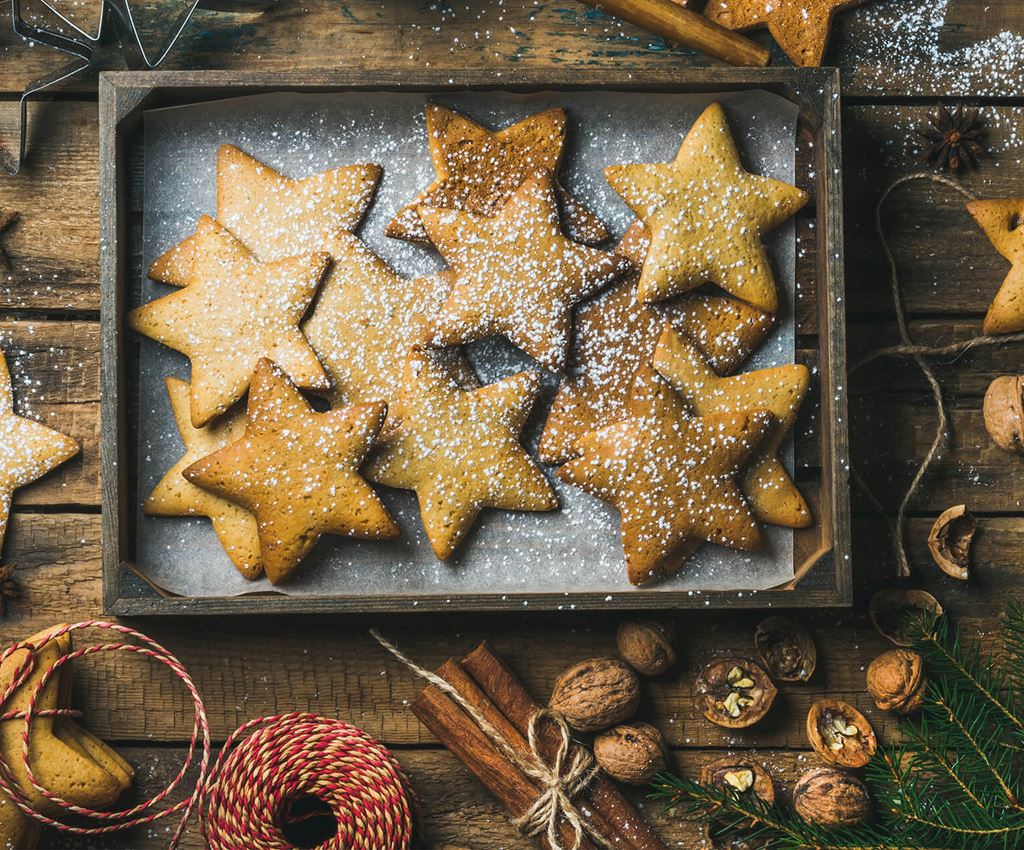 Pudrade pepparkakor på en plåt