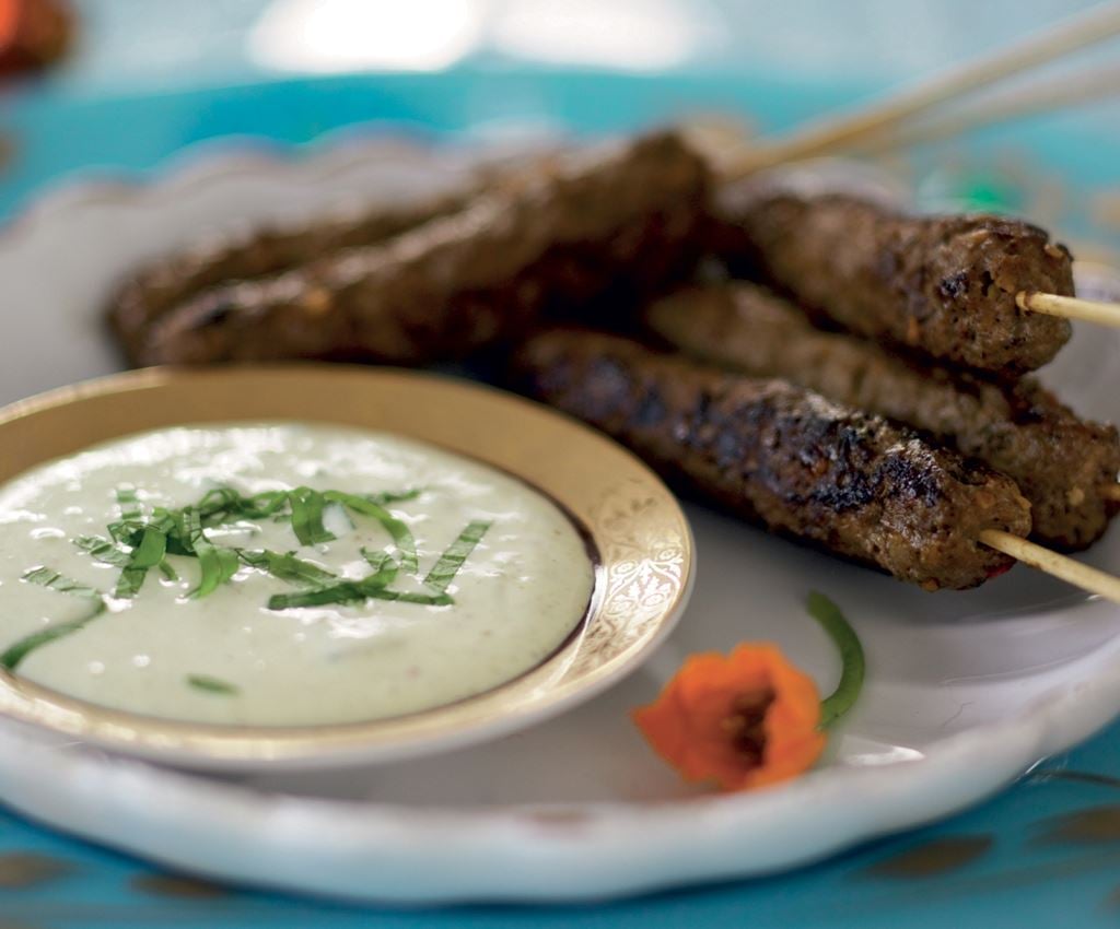 Kebabspyd med hakket kød af blanding eller lam og Garam Masala