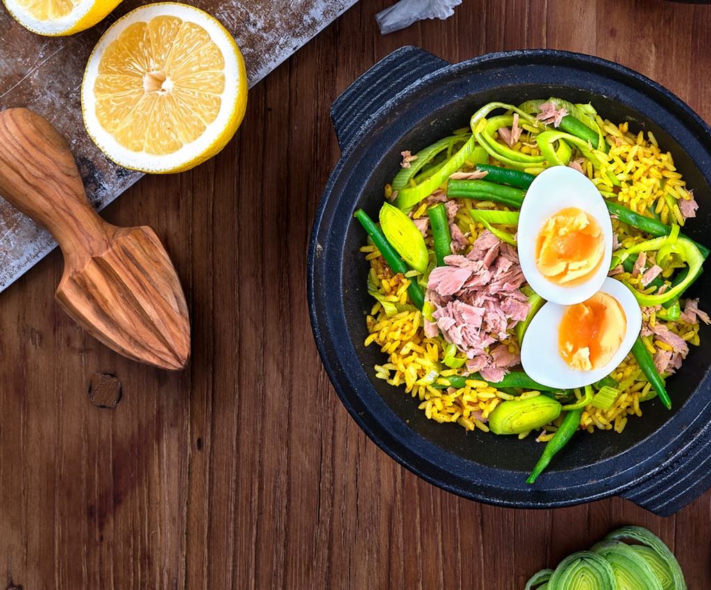 Kedgeree med karryris i støbejernspande