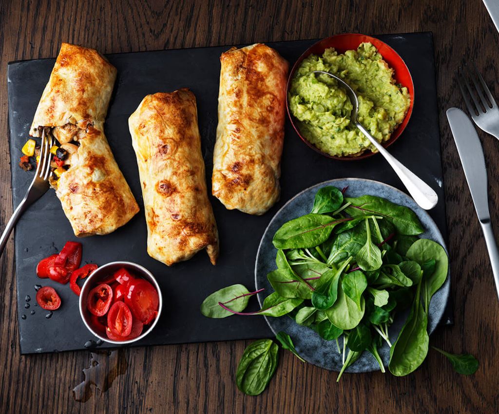 Tre chimichangas med guacamole och sallad