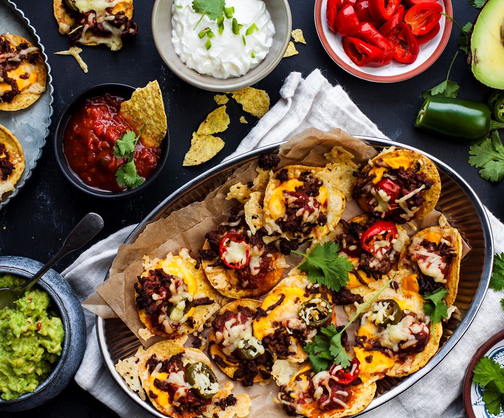 nachoschotel met gekruid gehakt in een ovenschotel