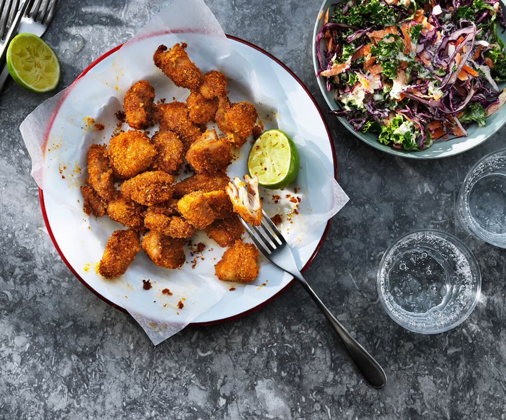 Korkante kipnuggets en saladekom met koolsla