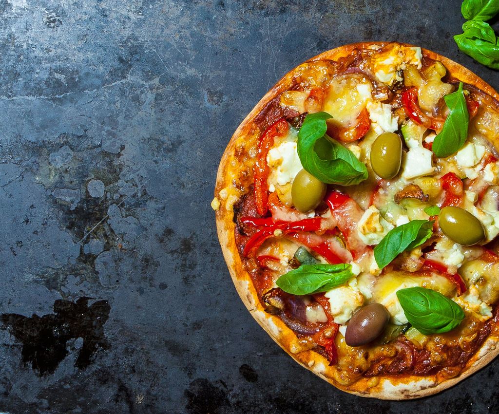 Pizza med grönsaker, feta och oliver