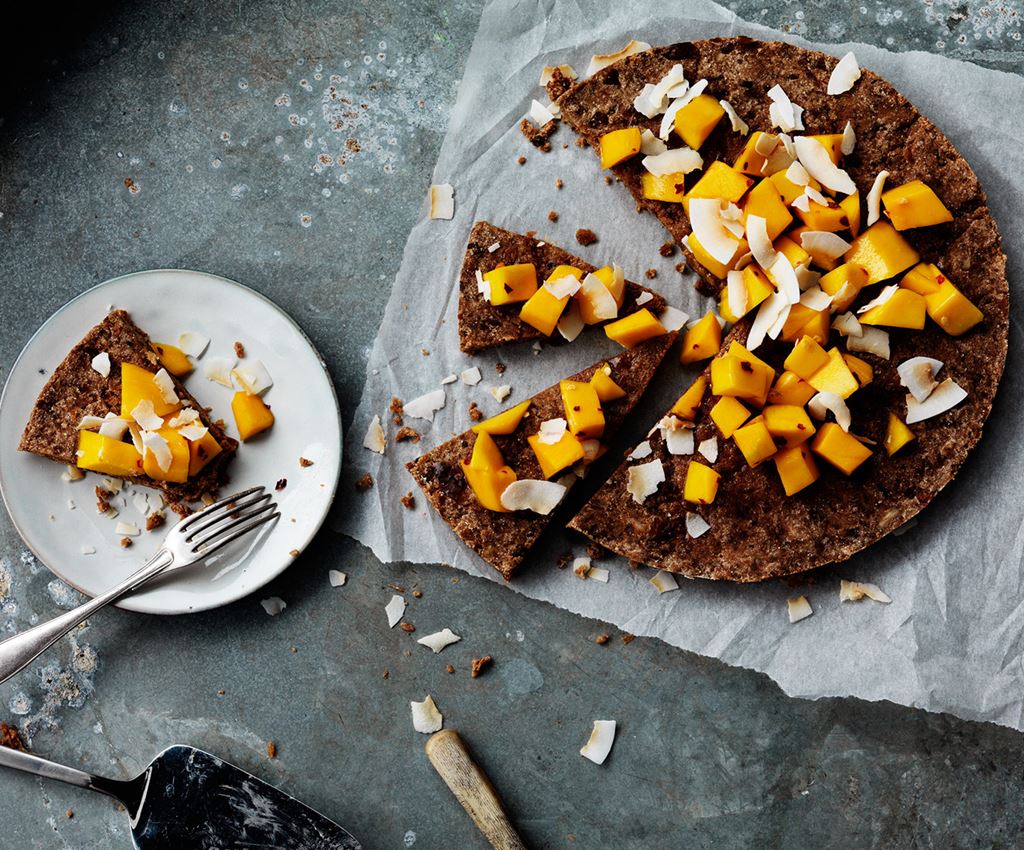 Brownie cru à la mangue et aux flocons de noix de coco