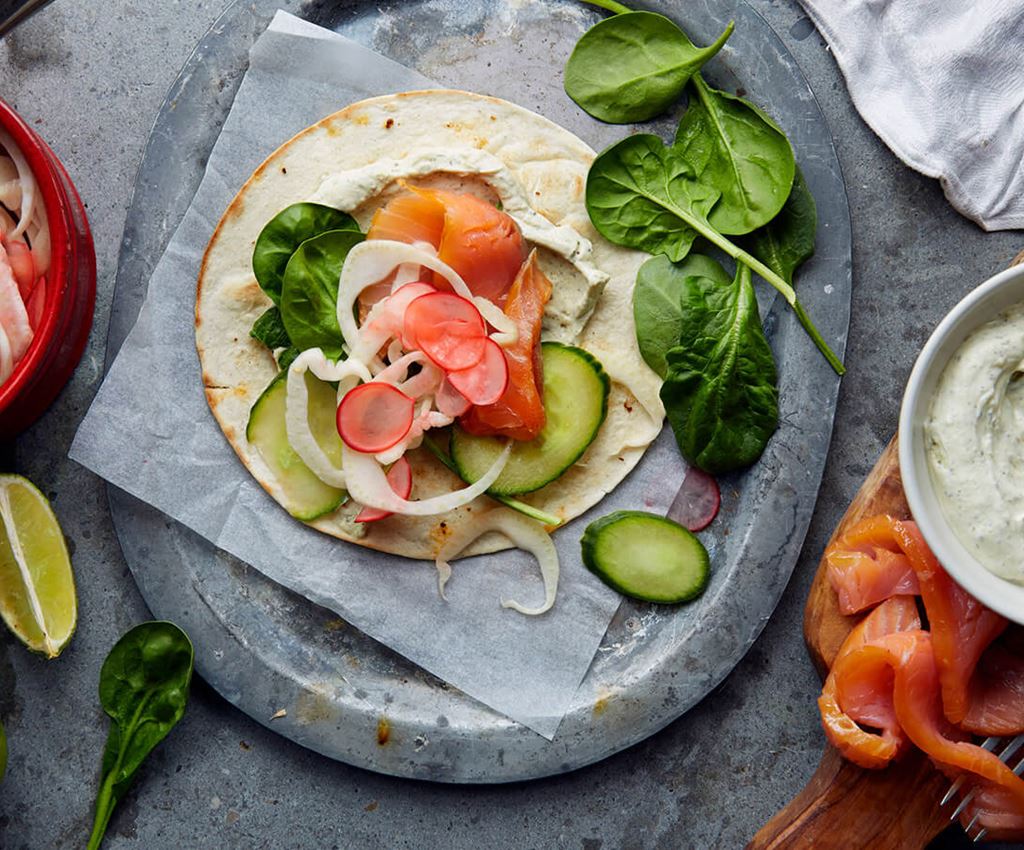 Taco met gerookte zalmen gezuurde uien