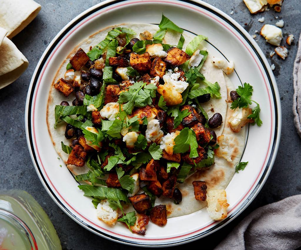 Tortilla met zoete aardappel, zwarte bonen en geitenkaas