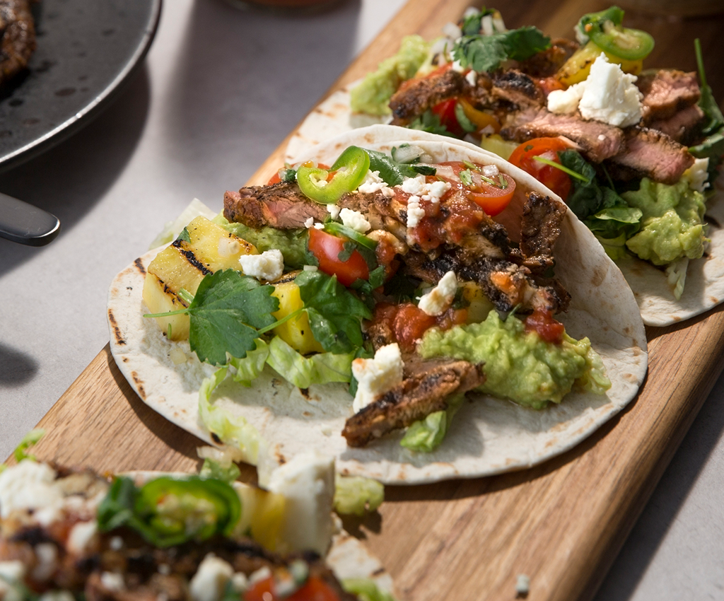 Taco's met gegrilde entrecote en ananas