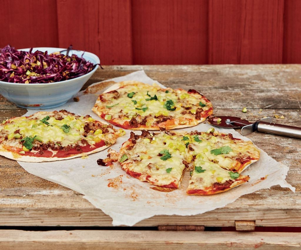 Tortillapizza med smak av berbere och rödkålssallad