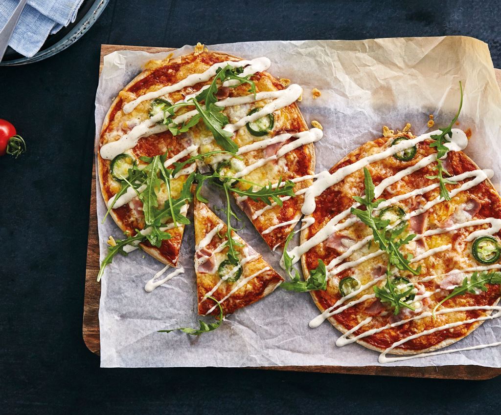 Tortillapizza med rökt skinka och jalapeños