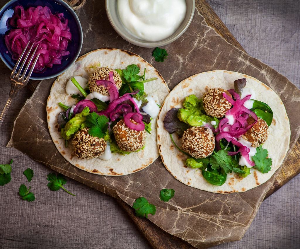 Vegan falafel i en tortilla