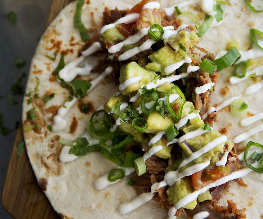 Carnitas af svinekød med guacamole og crème fraiche